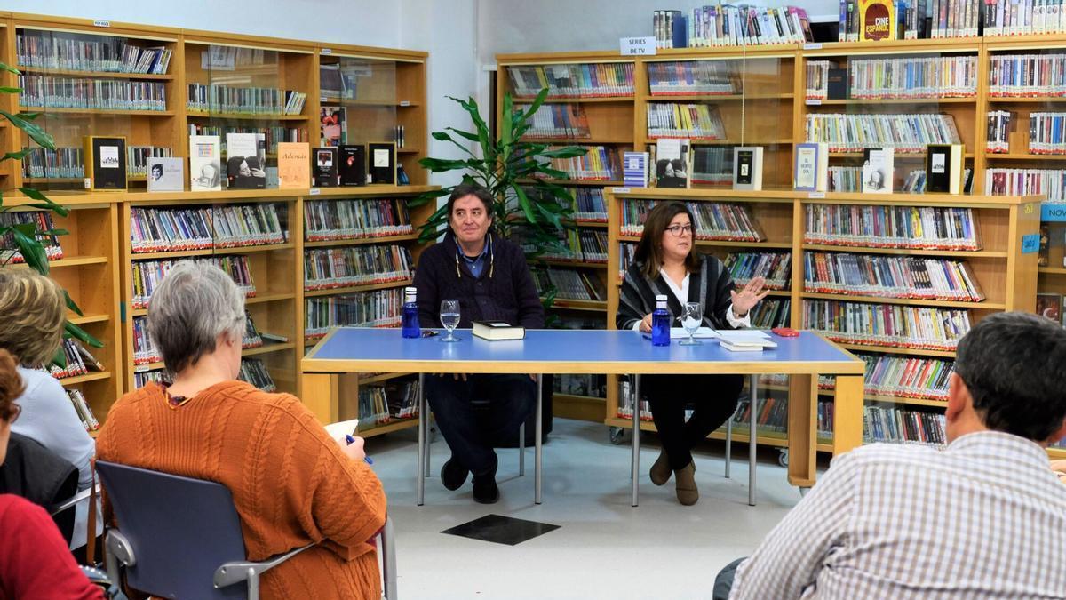 Rufi Velázquez, en un encuentro con Luis García Montero en la Biblioteca de La Candelaria.