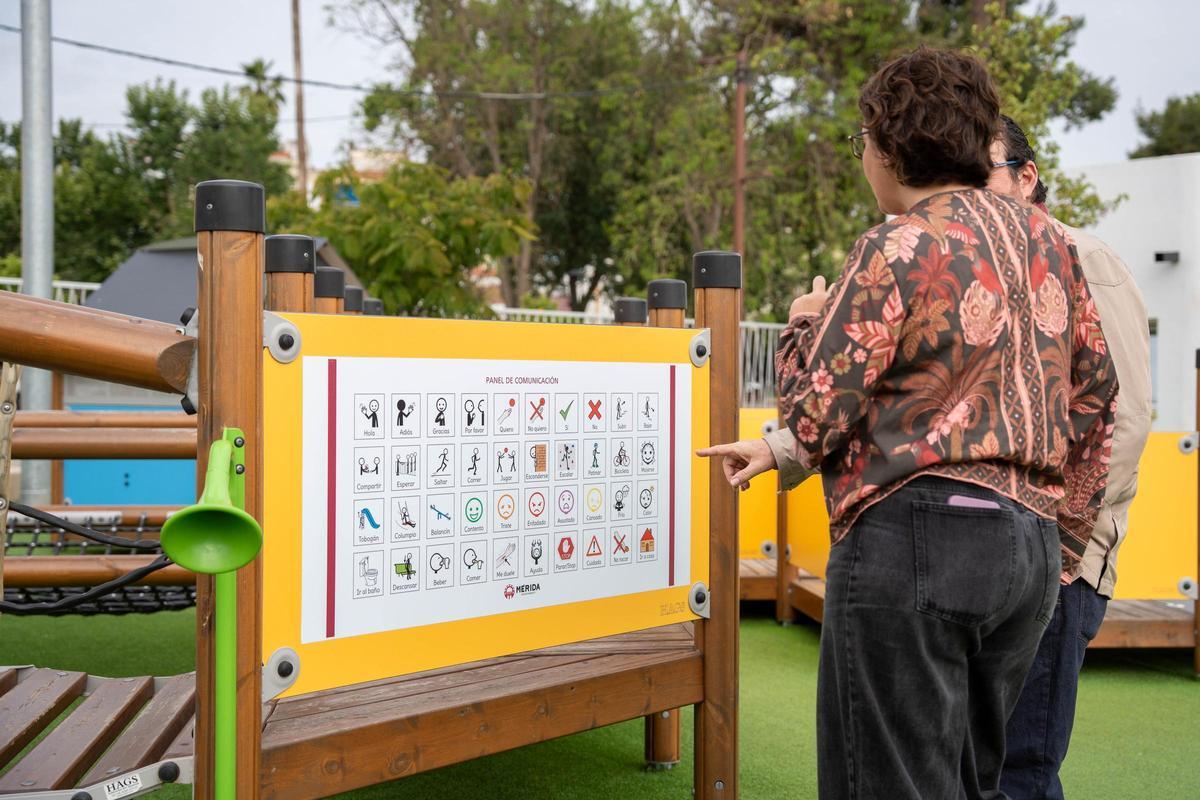 Los nuevos paneles accesibles incorporan pictogramas y lectura fácil para mejorar la orientación en la Ciudad de la Infancia.