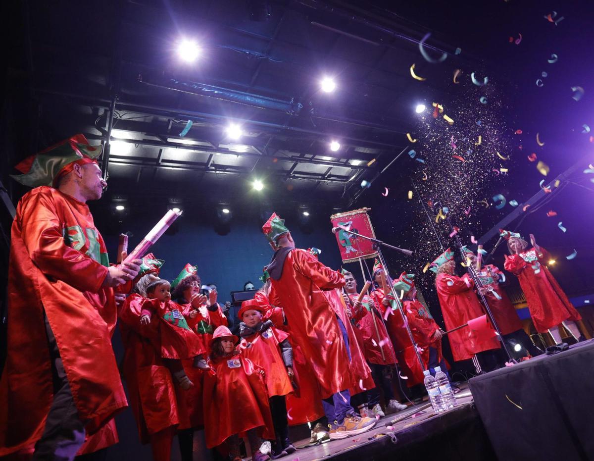 A la izquierda, miembros de la Cofradía de la Sardina Arenque de Llaranes, en una pasada edición del Antroxu. Sobre estas líneas, el pantalán de San Balandrán. | R.S.