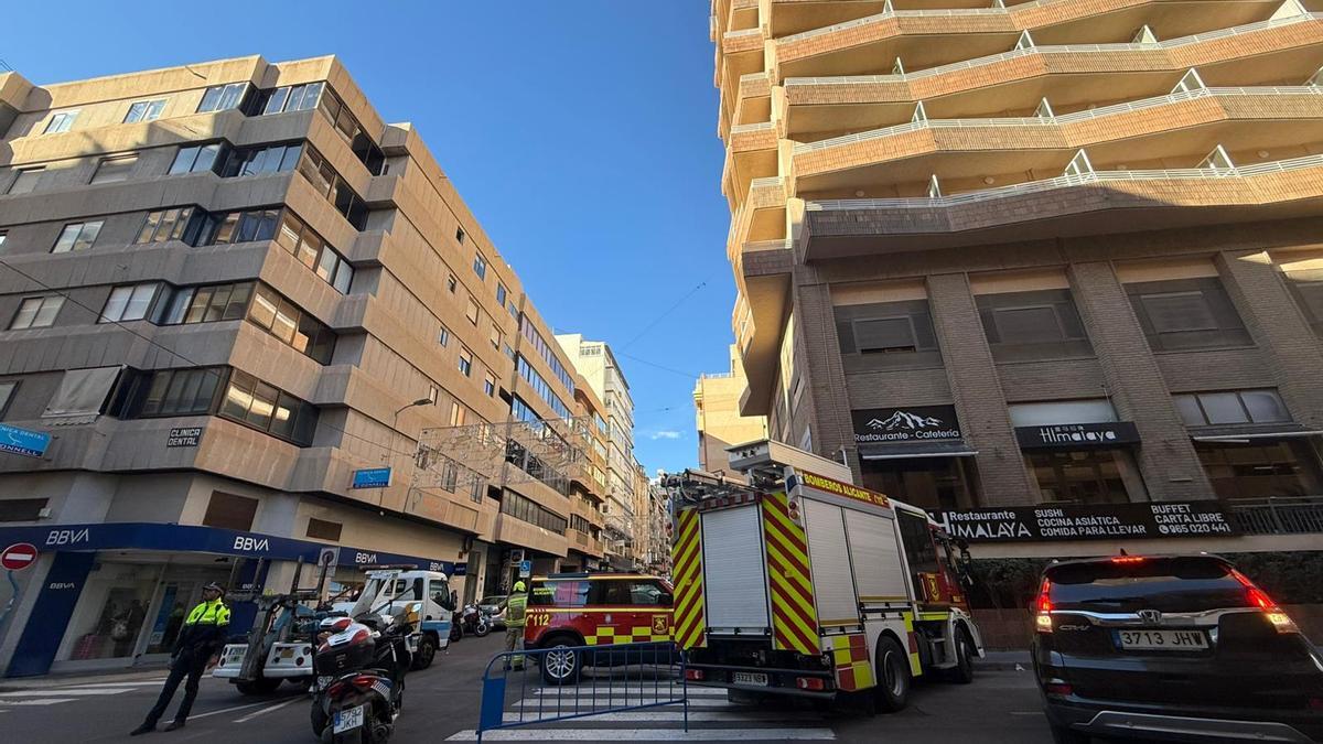 La calle O’Donnell acordonada, con presencia de Policía Local y Bomberos durante el operativo para asegurar la zona ante el riesgo de desprendimientos.