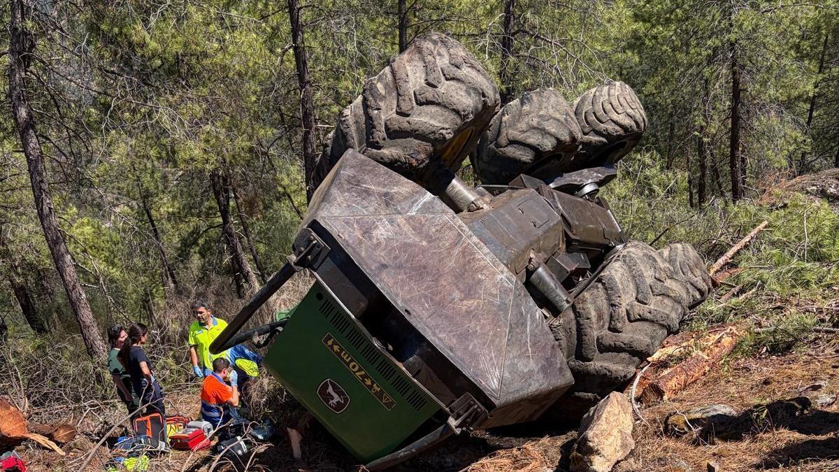 La máquina con la que trabajaba, volcada en la umbría de Cabañas del Castillo.