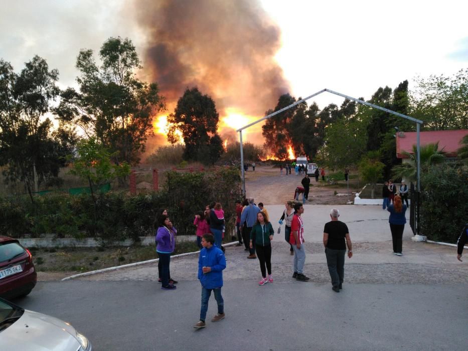 Un incendio obliga a desalojar el camping de Almenara