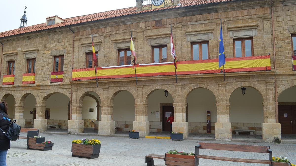 Ayuntamiento de la Plaza Mayor de Benavente. / E. P.