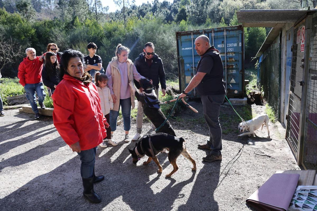 Un paseo por una buena causa: la protectora Os Biosbardos y FARO se unen en la suscripción solidaria