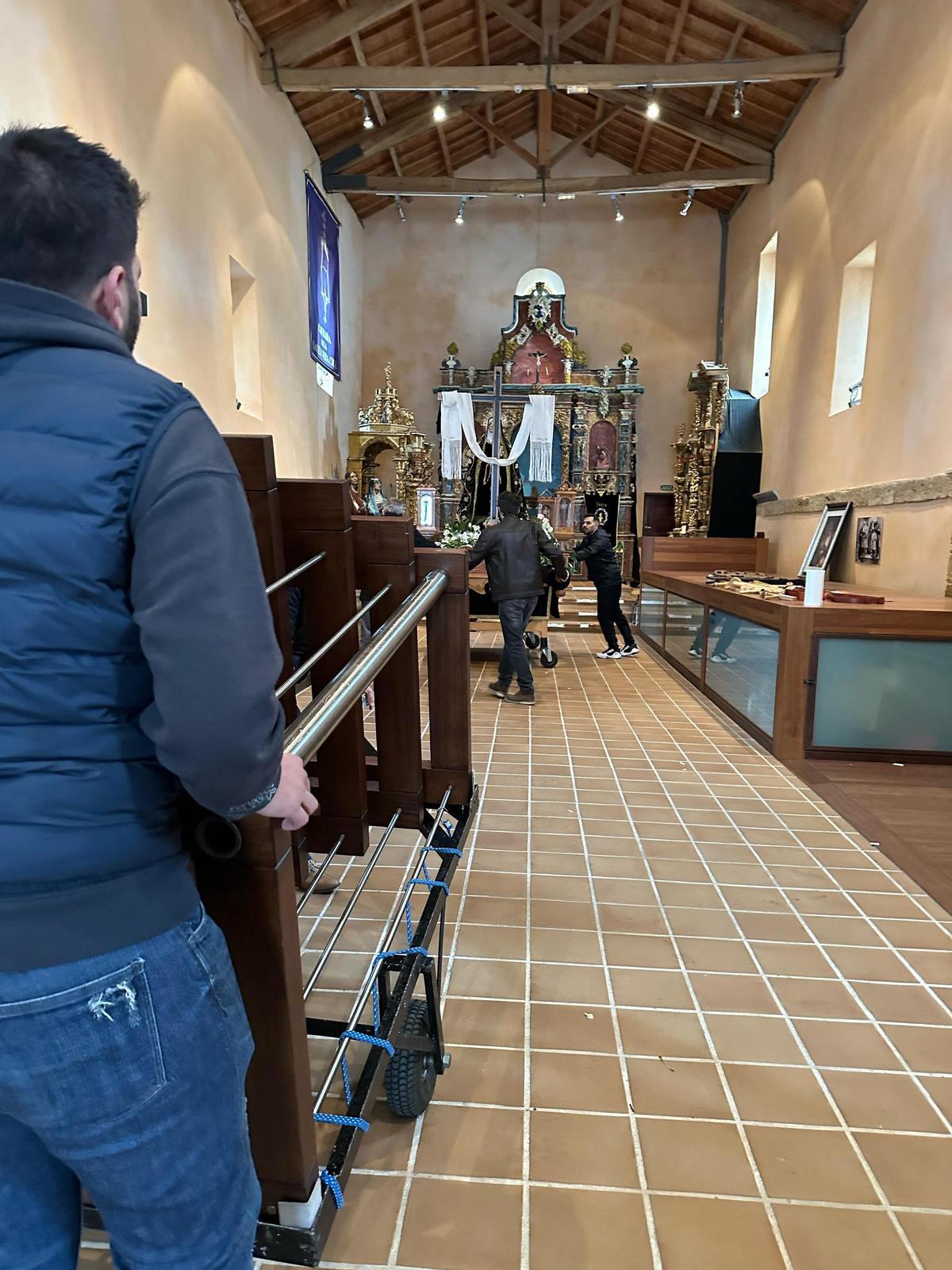 Colocando los pasos, en el interior de la Ermita de la Soledad.