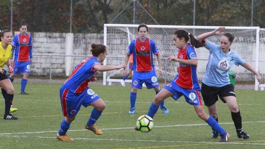 Un lance del partido de la UD Ourense y el Aguiño, en Velle. // J. R.