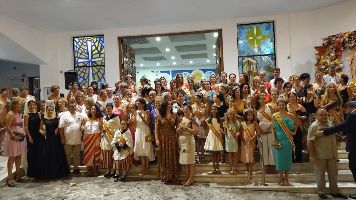 Las reinas posan en el atrio de la iglesia de la Mare de Déu de les Neus