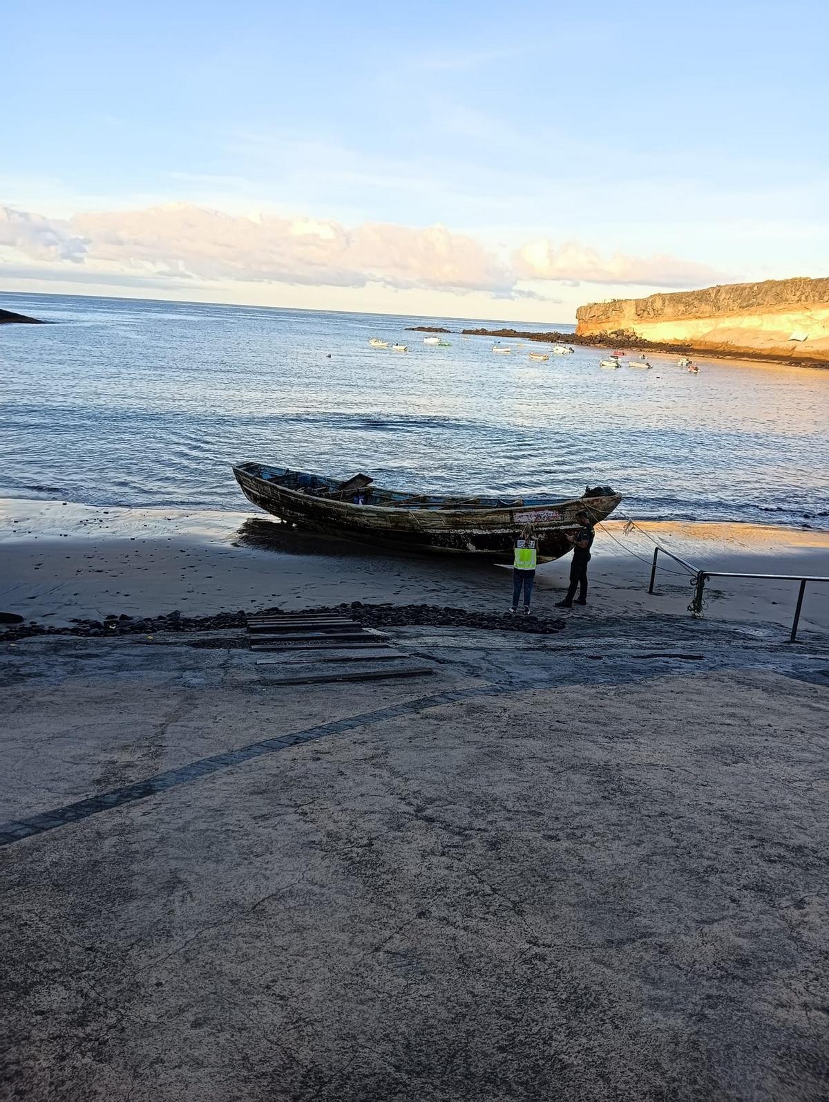 Imagen de la embarcación en la que llegaron los migrantes este sábado a Adeje.