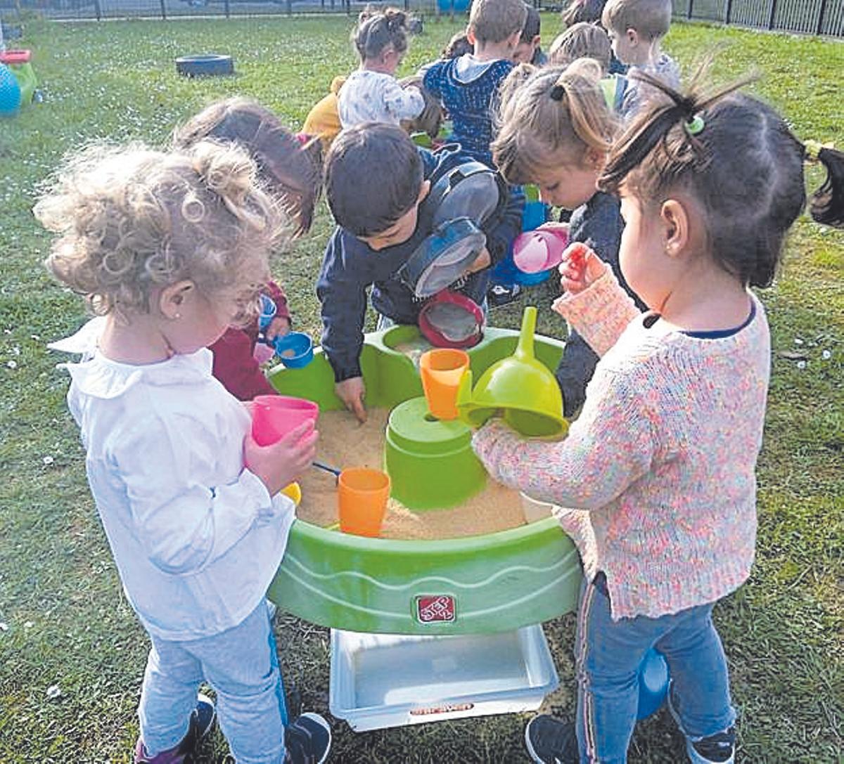 Un grupo de niños y niñas de Escuelas Infantiles en el patio