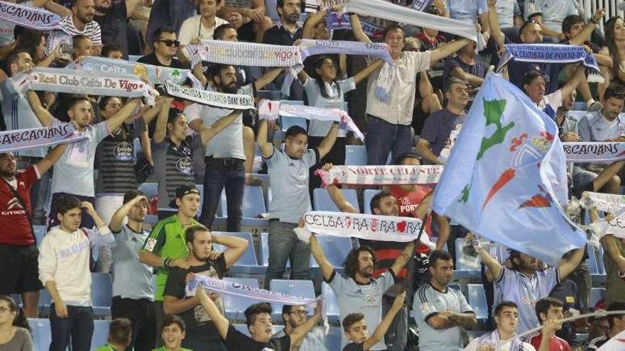 Aficionados celestes en el estadio de Balaídos. // José Lores