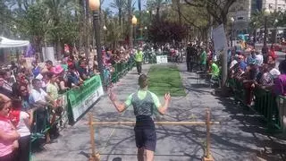 Regresa el divertido campeonato de lanzamiento de hueso de dátil de Elche