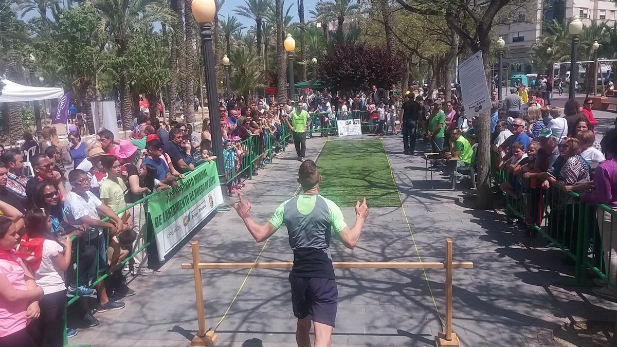 Imagen retrospectiva del campeonato de lanzamiento de hueso de dátil