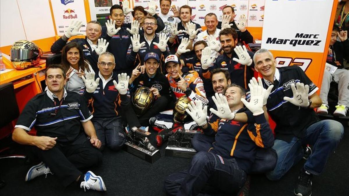 Marc Márquez, con su hermano Àlex y todo el equipo técnico del primero, celebran la 13ª victoria en un año del hemano mayor.