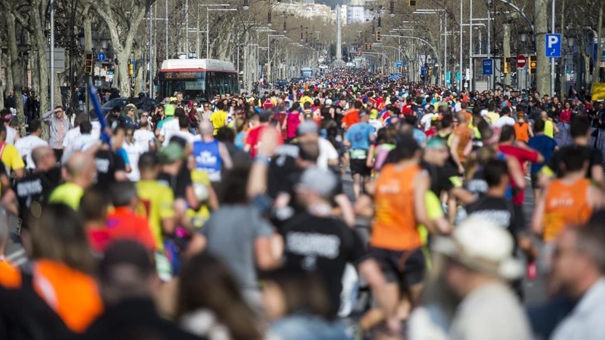 Corredores por el paseo de Gràcia de Barcelona, durante el maratón.