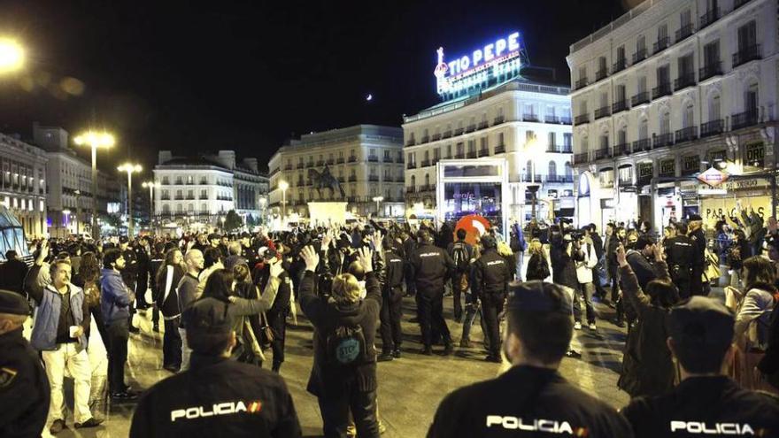 Concentrados en la Puerta del Sol, la noche del viernes, rodeados de policías.