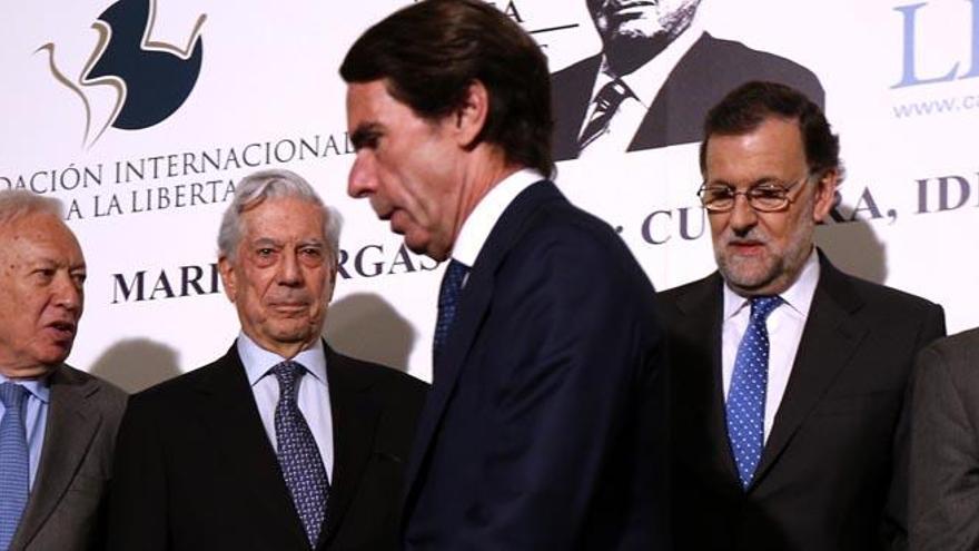 Frialdad entre Mariano Rajoy y José María Aznar en un homenaje a Mario Vargas Llosa