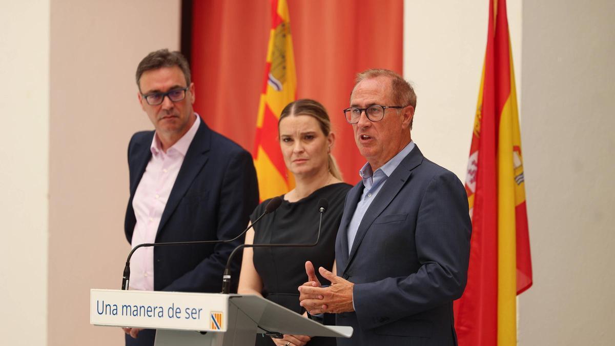 El ibicenco Antoni Costa Costa, vicepresidente primero y conseller de Economía, Hacienda e Innovación; Marga Prohens, presidenta del Govern de les Illes Balears y Juan Manuel Lafuente Mir, conseller del Mar y del Ciclo del Agua