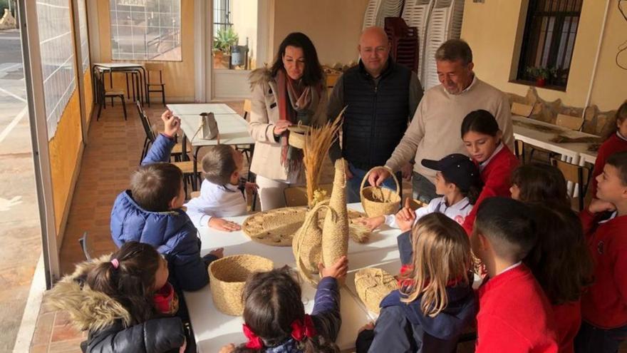 Escolares del municipio, en una de las actividades, donde explotan su faceta de artesanos.