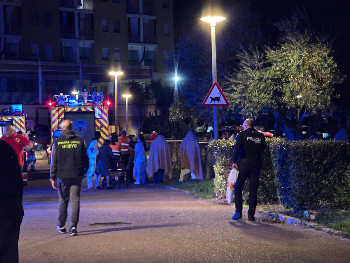 Trabajadores de la residencia La Granadilla evacúan a residentes tras el incendio decretado en la quinta planta el domingo.