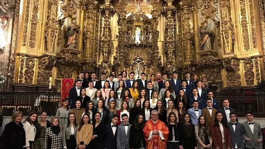 62 jóvenes se confirman en la Candelaria