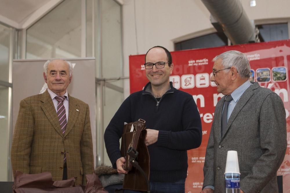 Entrega del cheque de la recaudación de la carrera solidaria a la Asociación Galbán