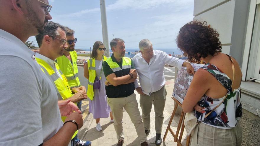 Un momento de la visita, ayer, de las autoridades municipales al colector de Santa María del Mar.