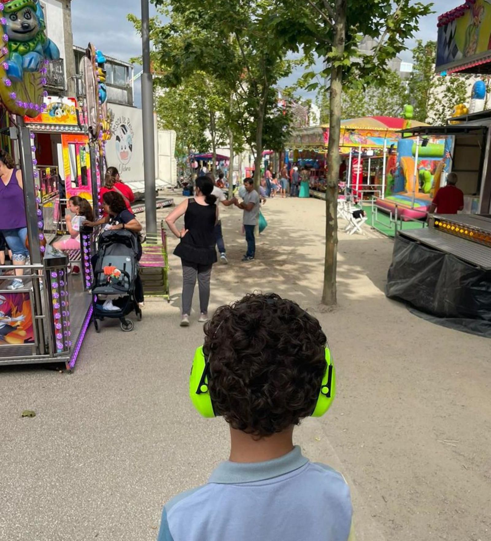 Un niño accede a la Praza da Feira con cascos de oclusión.