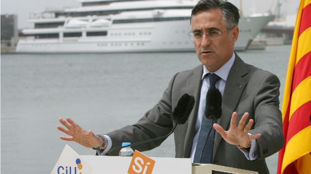 Ramon Tremosa (CDC) durant la visita que va fer dimecres passat al port de Tarragona.