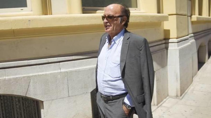 Montero mantiene una nómina de 4.000 euros en la CEC pese a su destitución