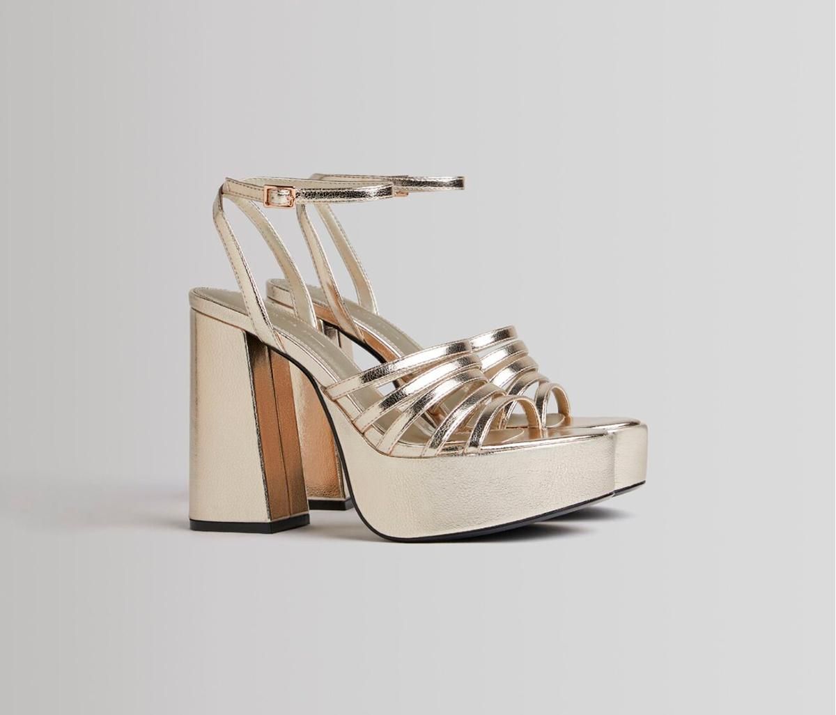 Sandalia dorada de Bershka.