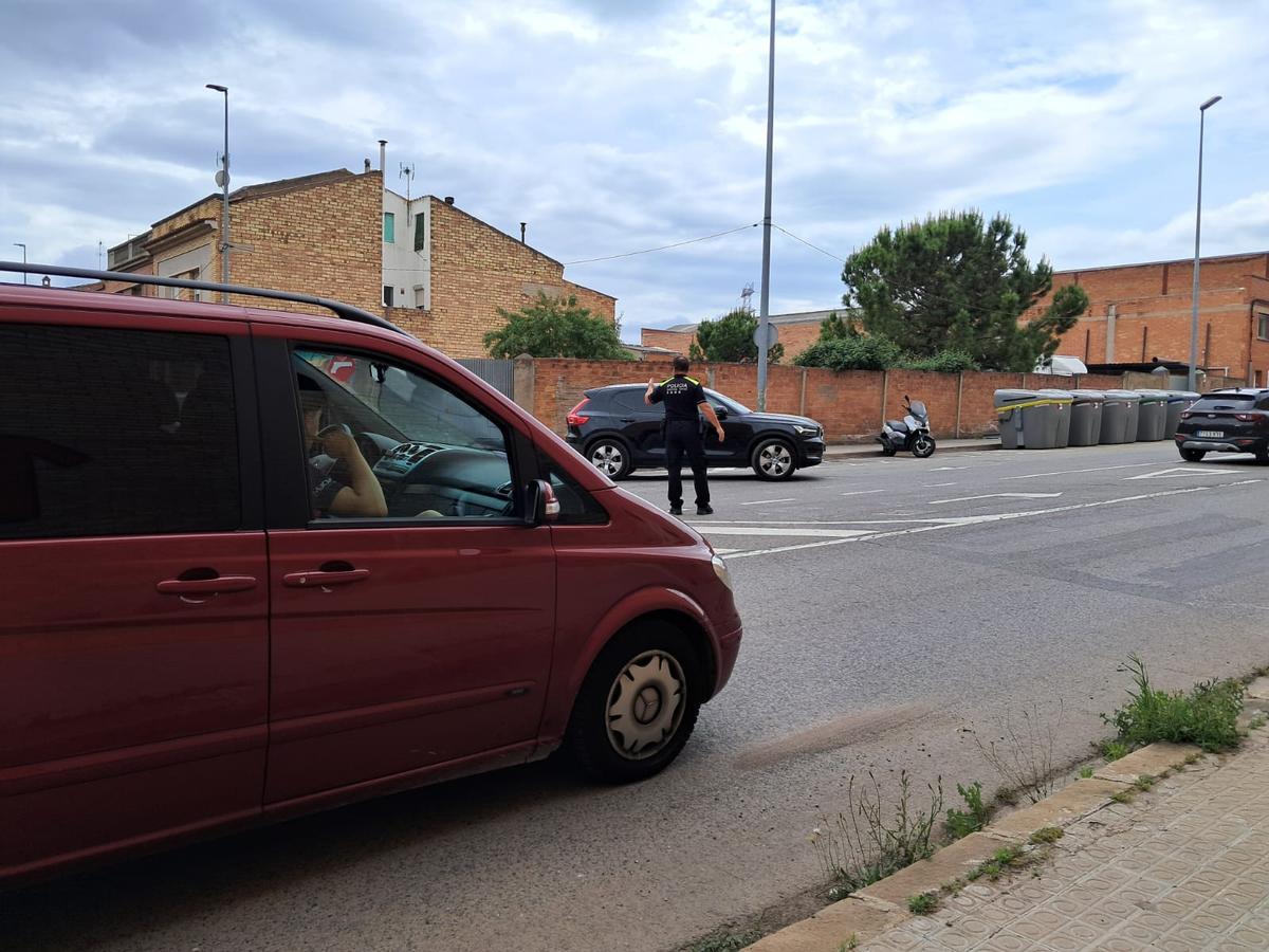 El municipal que ha regulat els vehicles que sortien del carrer de Vilatorrada cap al de Torroella