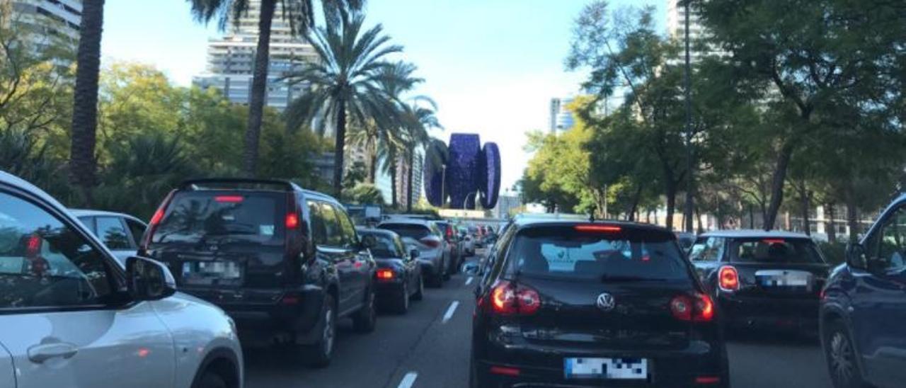 Tráfico en el acceso a València por Corts Valencianes