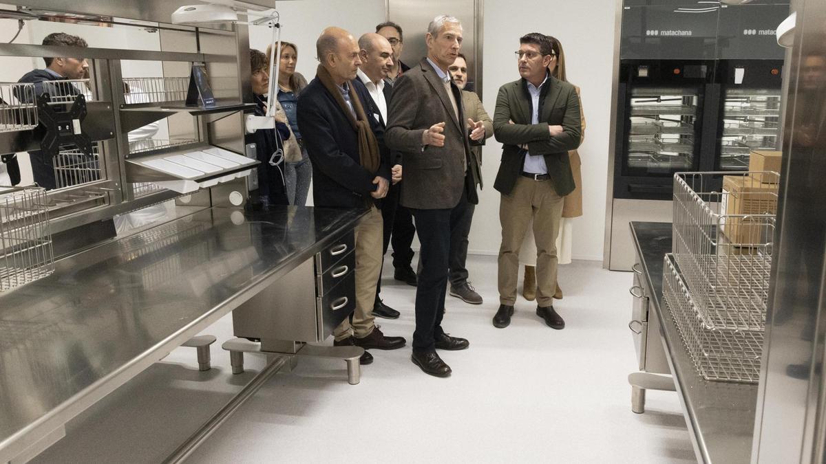 El director de Gestión Económica, Contratación e Infraestructuras, Pedro López, visita el nuevo hospital de Ontinyent