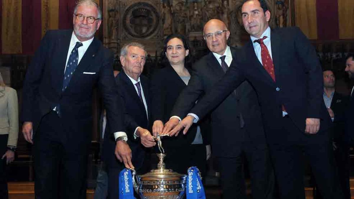 Albert Agustí, el Conde de Godó, Ada Colau, Josep Oliu y Albert Costa, con el trofeo
