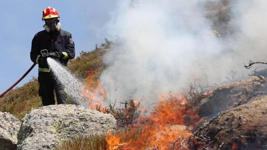 Estabilizan los incendios de Miraflores y La Granja.