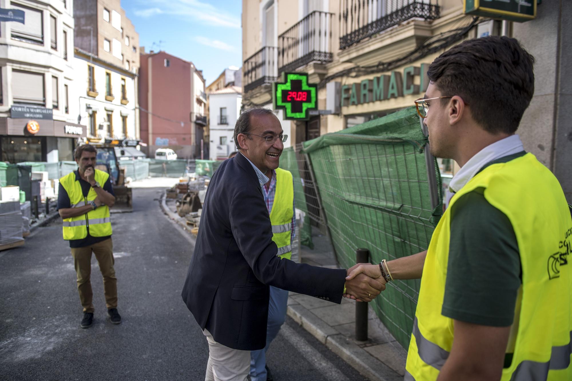 El alcalde de Cáceres visita las obras de la calle Parras