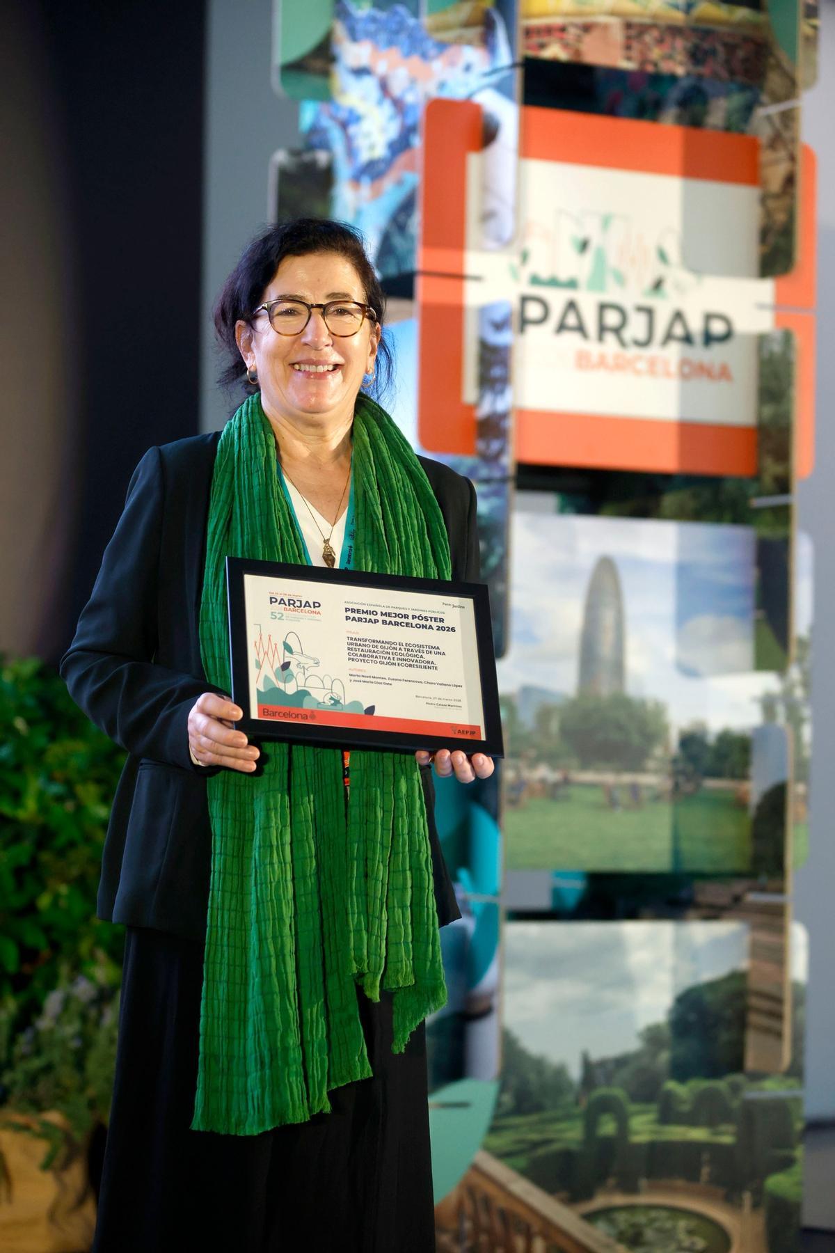 Marta Nosti recibe el premio en Barcelona.