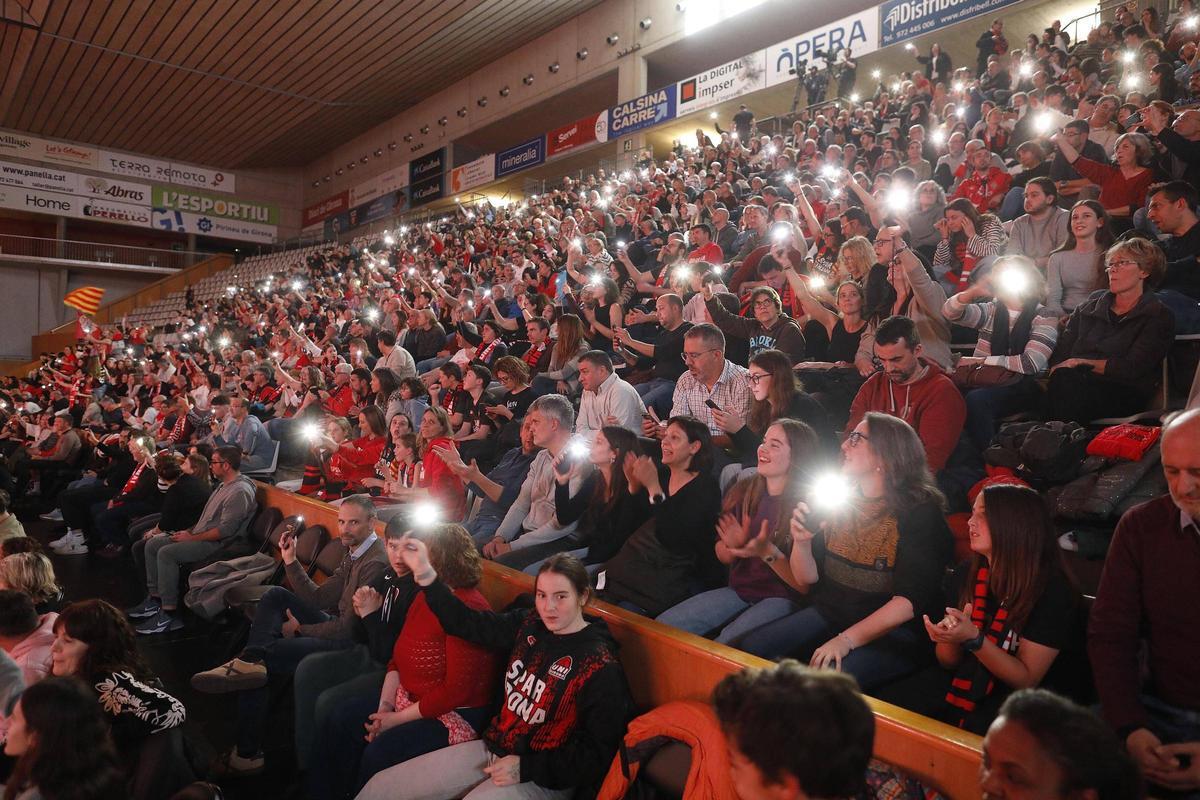 El públic de l'Spar Girona-Saragossa amb les llanternes del mòbil obertes