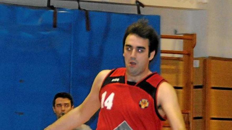 Xavier Balaguer fa botar la pilota en una ràpida acció de contracop