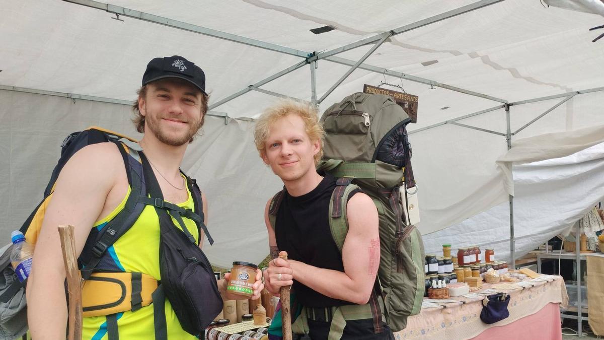Los lituanos Einaras Zuzginas y Daniil Strelan, este sábado, en el mercado de Llanera.