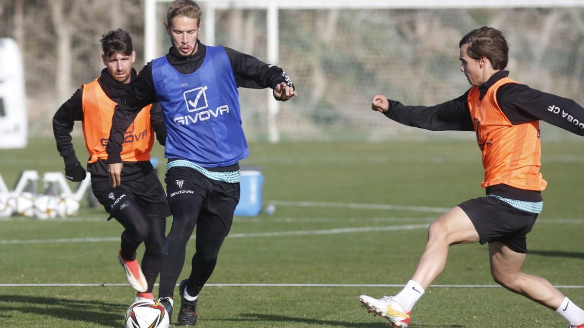 Javi Flores persigue al canterano finlandés Valtteri Vesiaho en un entrenamiento de esta semana.