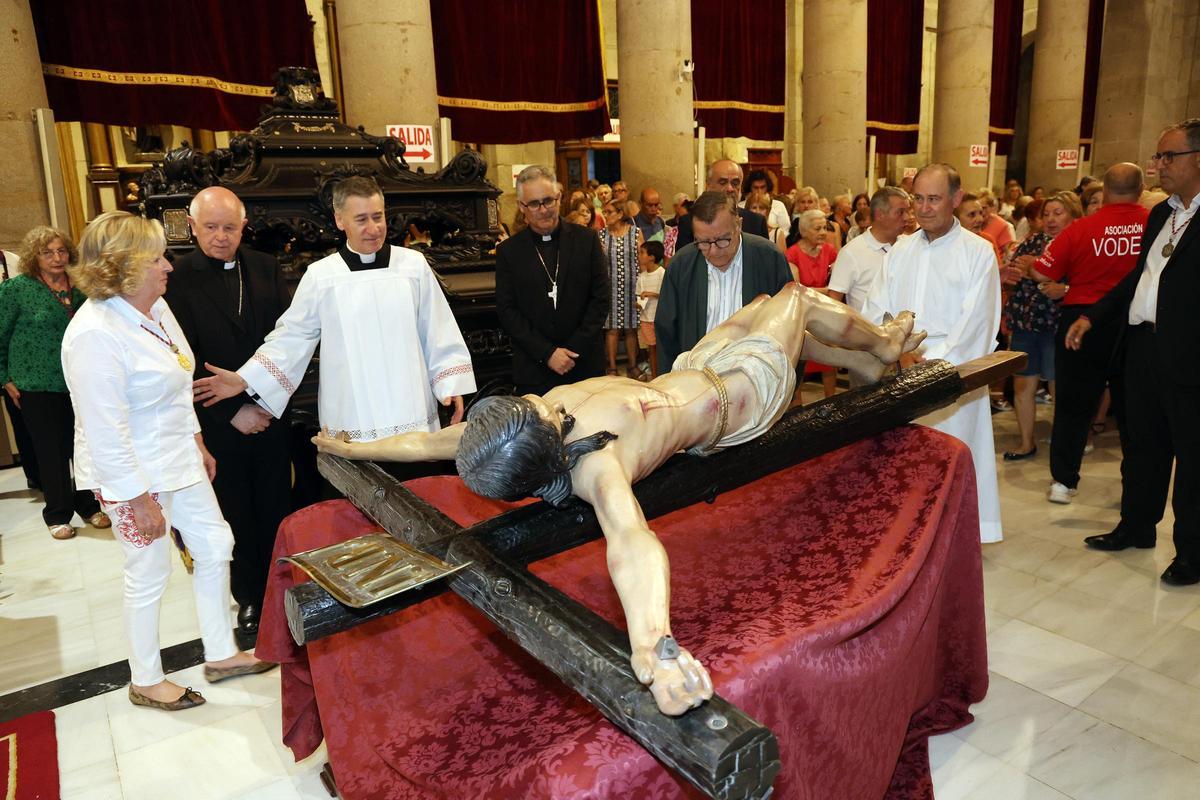 Emocionante descendimiento del Cristo de la Victoria en la Basílica Santa María de Vigo