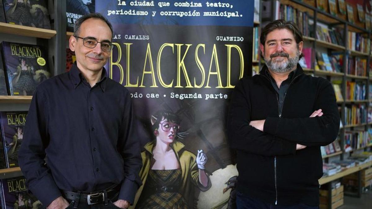 El guionista Juan Díaz Canales y el dibujante Juanjo Guarnido (derecha), ante la portada del nuevo 'Blacksad', este miércoles en Madrid.