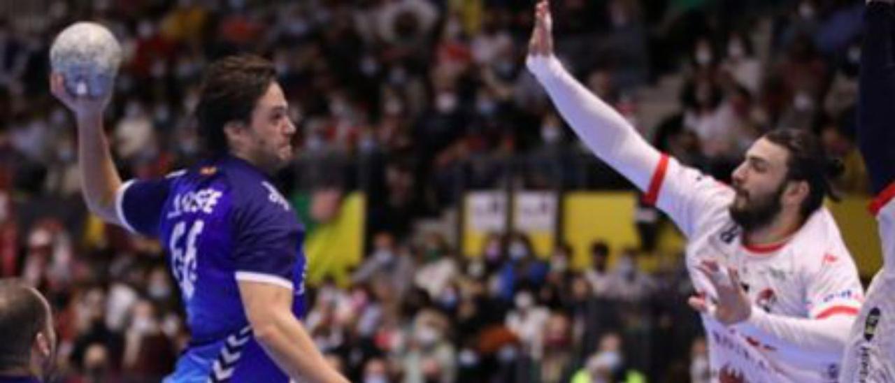 Reina realiza un lanzamiento. | BM BENIDORM