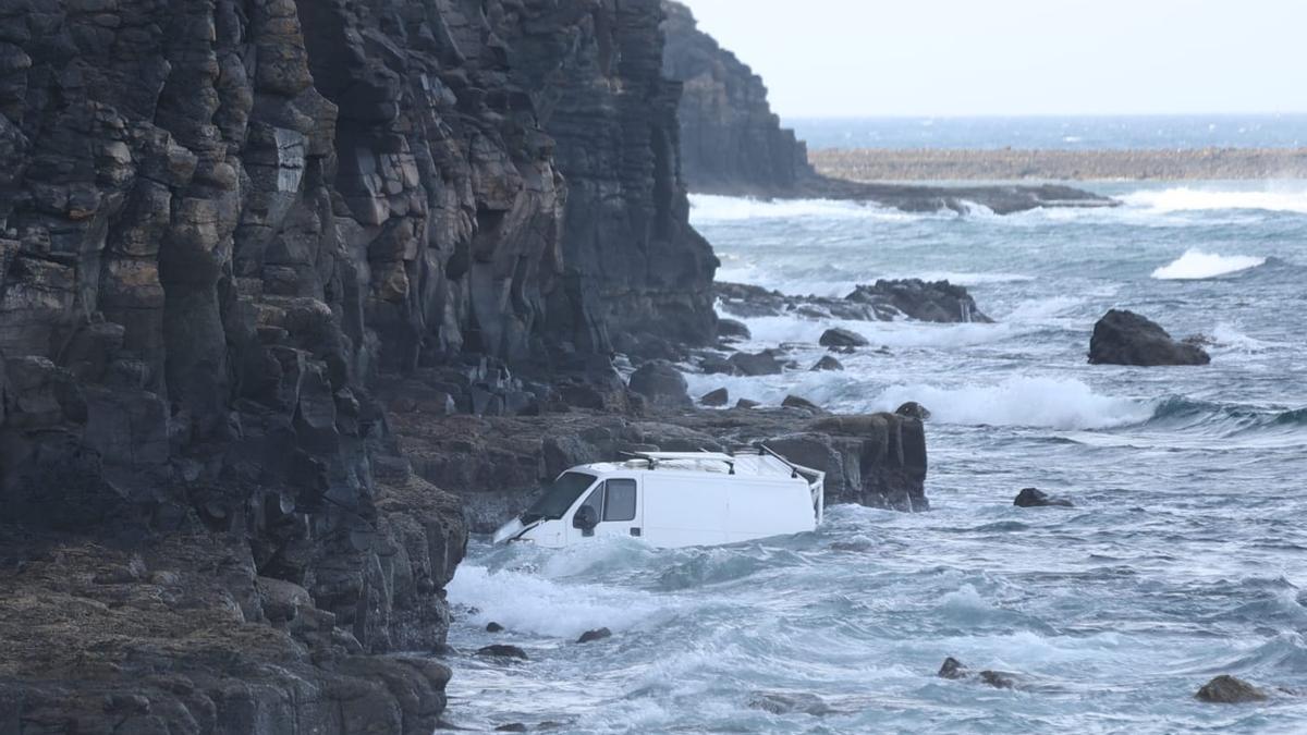 El furgón que se precipitó desde 20 metros de altura en un acantilado de Antigua.