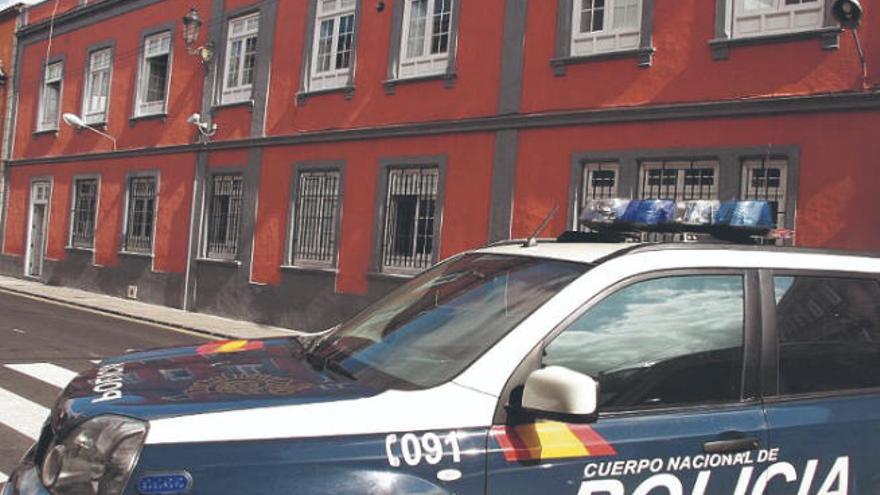 Comisaría de la Policía Nacional de La Laguna, a donde fueron trasladados los tres arrestados.