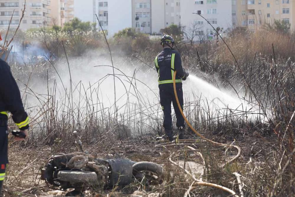 El fuego comenzó entre el cinturón de ronda y la rotonda del colegio Joan XXIII