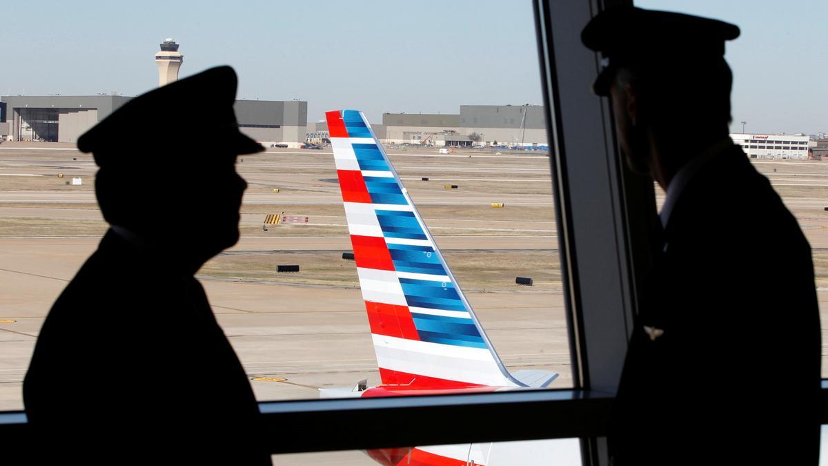 Dos pilotos hablan antes de la salida de un vuelo de American Airlines.