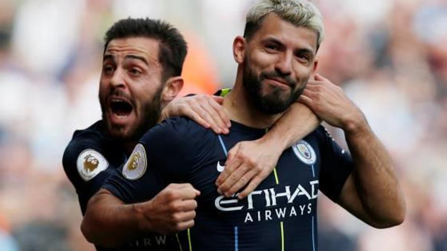 Sergio Agüero celebra el gol con su compañero Bernardo Silva.