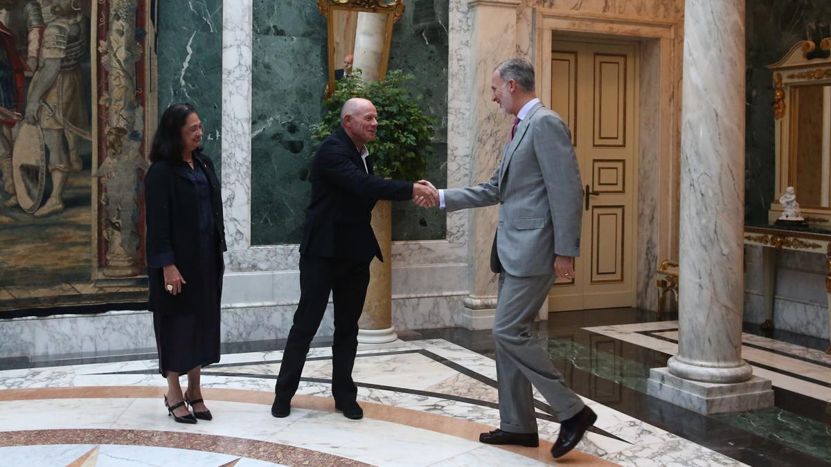 El rey Felipe VI recibe a Grant Dalton, CEO de Emirates Team New Zealand.